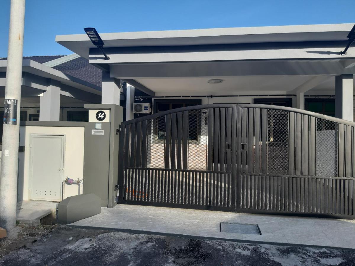 Rumah Armand Melaka 4Br Fully Aircond Εξωτερικό φωτογραφία